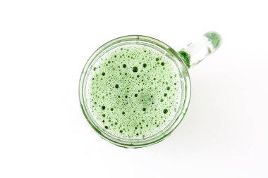 Saint Patrick's Day beyaz arka plan üzerinde izole için geleneksel soğuk yeşil bira. Boşaltmak.