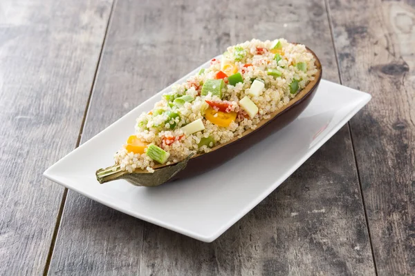 Berenjena rellena con quinua y verduras sobre fondo de madera — Foto de Stock