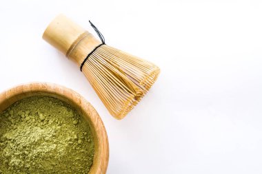 Bir kase ve bambu Matcha yeşil çay fırçalamak izole üzerinde beyaz arka plan