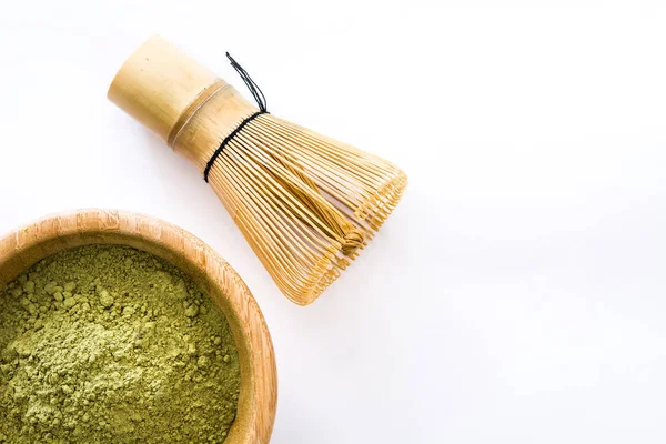 Matcha chá verde em uma tigela e batedor de bambu isolado no fundo branco — Fotografia de Stock