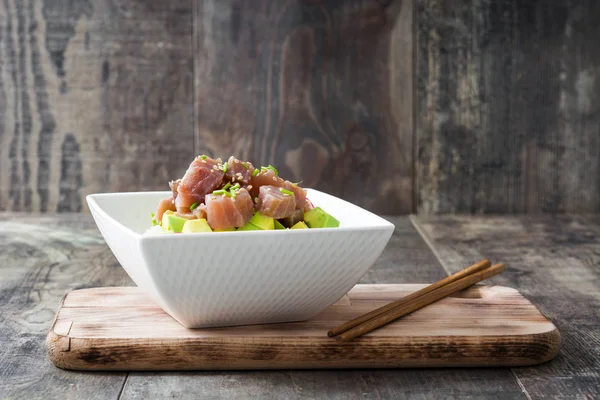 Tazón de atún hawaiano con aguacate, rábanos y semillas de sésamo sobre fondo de madera — Foto de Stock