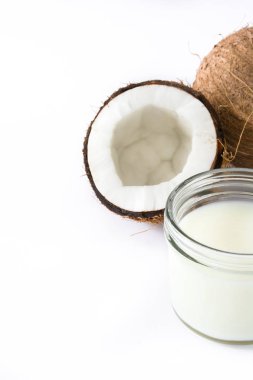 Hindistan cevizi ve Hindistan cevizi sütü, beyaz arka plan üzerinde izole