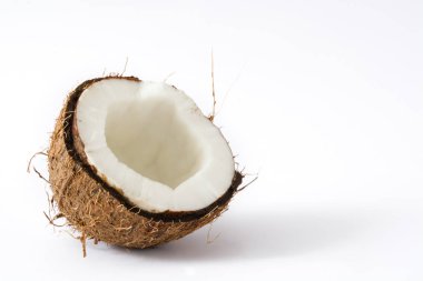 Beyaz arka plan üzerinde izole yarım Hindistan cevizi. Boşaltmak.