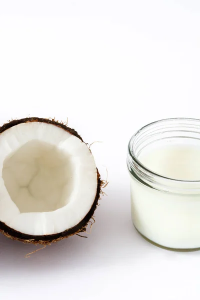 Leite de coco e de coco, isolado sobre fundo branco — Fotografia de Stock