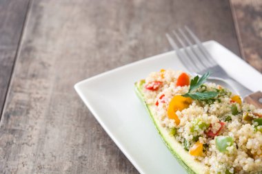 Quinoa ve ahşap arka plan üzerinde sebze ile kabak dolması