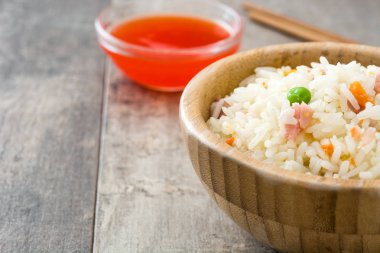 Ahşap zemin üzerine sebzeli Çin rice Fried