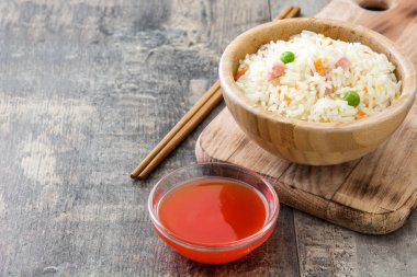 Ahşap zemin üzerine sebzeli Çin rice Fried