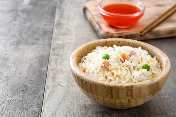 Arroz chinês frito com legumes no fundo de madeira — Fotografia de Stock