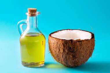 Hindistan cevizi yağı üzerinde mavi arka plan izole