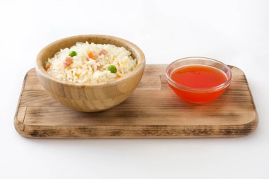 Beyaz arka plan üzerinde izole sebzeli Çin rice Fried