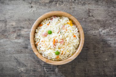 Ahşap zemin üzerine sebzeli Çin rice Fried
