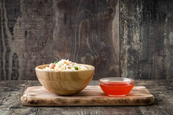 Nasi goreng cina dengan sayuran dengan latar belakang kayu — Stok Foto