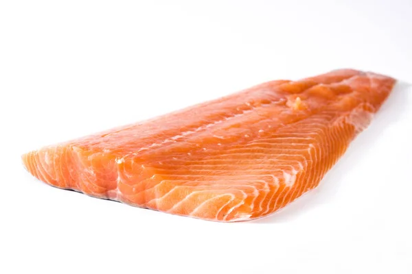 Filete de salmón crudo aislado sobre fondo blanco — Foto de Stock