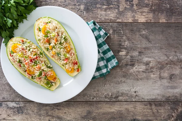 Calabacín relleno con quinua y verduras sobre fondo de madera — Foto de Stock