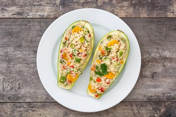 Calabacín relleno con quinua y verduras sobre fondo de madera — Foto de Stock