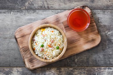 Ahşap masa üzerinde sebzeli Çin rice Fried