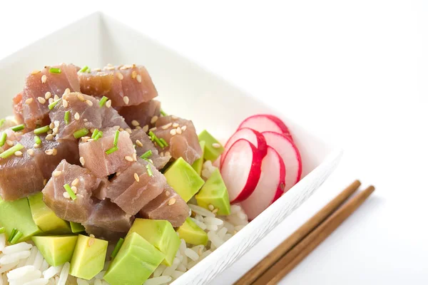 Ciotola di tonno hawaiano con avocado, ravanelli e semi di sesamo, isolata su fondo bianco — Foto Stock