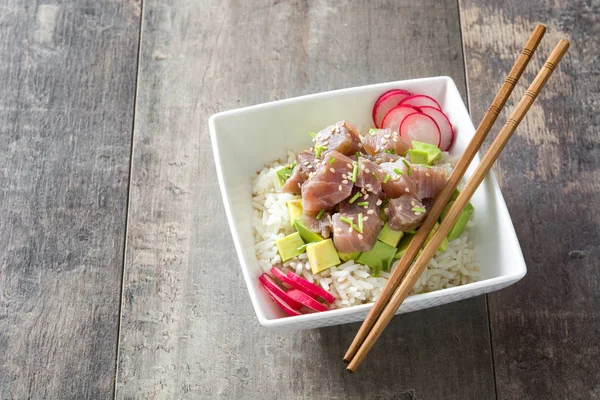 Avokado, turp ve susam ahşap arka plan üzerinde kase Hawaiian tuna poke
