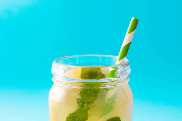 Bebida de limonada en un vaso de tarro sobre fondo azul. Espacio de copia . — Foto de Stock