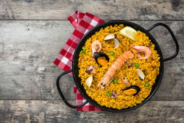 Geleneksel İspanyol deniz ürünleri paella ahşap arka plan üzerinde. Üstten Görünüm