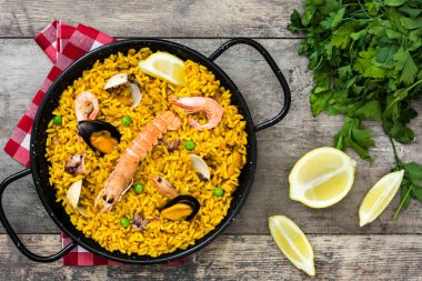 Geleneksel İspanyol deniz ürünleri paella ahşap arka plan üzerinde. Üstten Görünüm