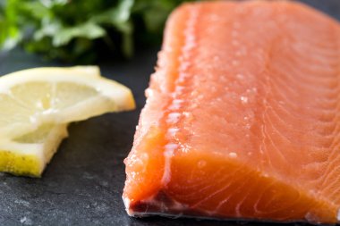 Siyah barut üzerinde Çiğ somon fileto