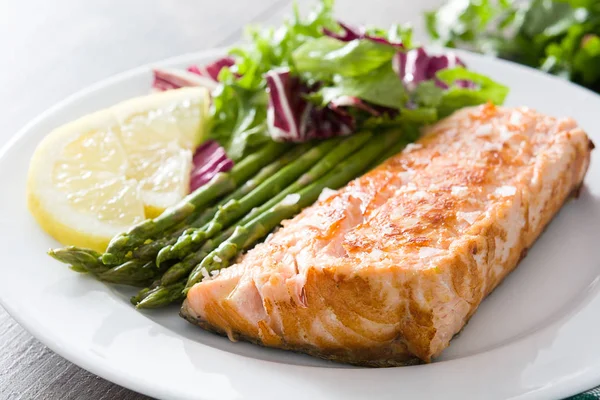Grilled salmon fillet with asparagus and salad — Stock Photo, Image