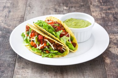 Et ve sebze ahşap arka plan üzerinde ile geleneksel Meksika tacos