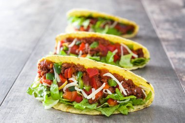 Et ve sebze ahşap arka plan üzerinde ile geleneksel Meksika tacos