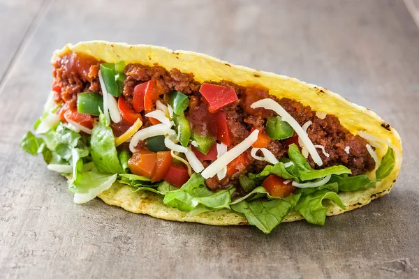 Traditionele Mexicaanse taco's met vlees en groenten op houten achtergrond — Stockfoto