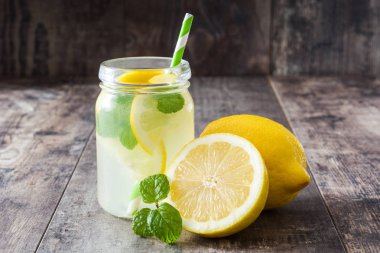 Limonata iç ahşap zemin üzerinde bir kavanoz cam. Boşaltmak.