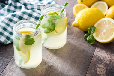 Limonata iç ahşap zemin üzerinde bir kavanoz cam. Boşaltmak.