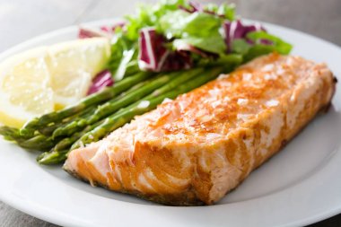 Kuşkonmaz ve ahşap masa plaka salata ızgara somon fileto