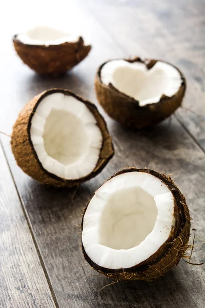 Meia fruta de coco em fundo de madeira — Fotografia de Stock