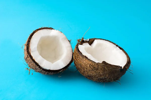Fruta de coco sobre fundo azul — Fotografia de Stock