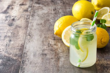 Limonata iç ahşap zemin üzerinde bir kavanoz cam. Boşaltmak.