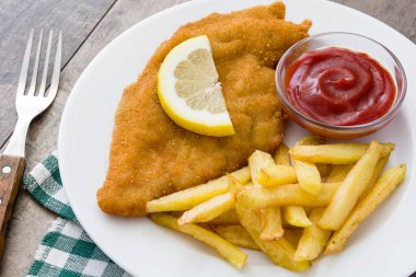 Wiener schnitzel ahşap arka plan üzerinde kızarmış patates ile