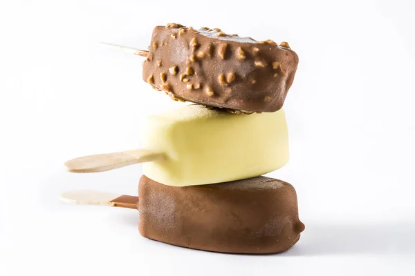 Eis am Stiel aus Schokolade isoliert auf weißem Hintergrund. — Stockfoto