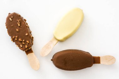 Beyaz arka plan üzerinde izole çikolatalı dondurma popsicles. 
