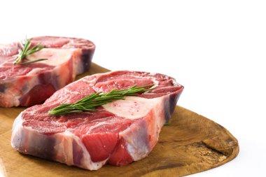 Beyaz arkaplanda izole edilmiş çiğ et