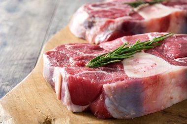 Ahşap arka planda çiğ et