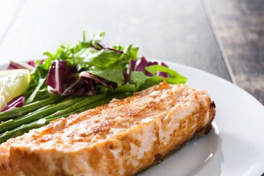 Kuşkonmaz ve ahşap masa plaka salata ızgara somon fileto