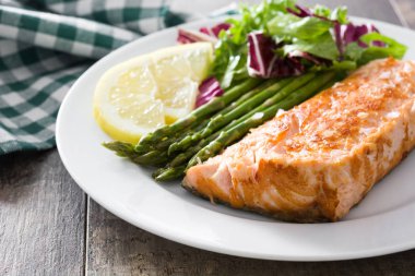 Kuşkonmaz ve ahşap masa plaka salata ızgara somon fileto