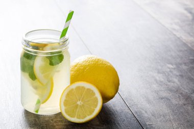 Limonata iç ahşap zemin üzerinde bir kavanoz cam. Boşaltmak.