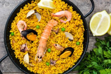 Geleneksel İspanyol deniz ürünleri paella ahşap arka plan üzerinde. Üstten Görünüm
