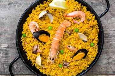 Geleneksel İspanyol deniz ürünleri paella ahşap arka plan üzerinde. Üstten Görünüm