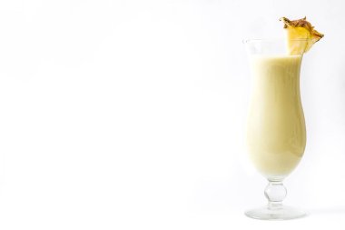 Beyaz arka plan üzerinde izole pia colada kokteyli. Boşaltmak.