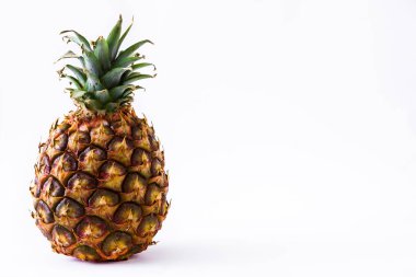 Beyaz arka plan üzerinde izole ananas. Boşaltmak.
