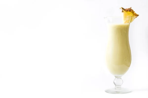 Pia Colada Cocktail isoliert auf weißem Hintergrund. Kopierraum. — Stockfoto