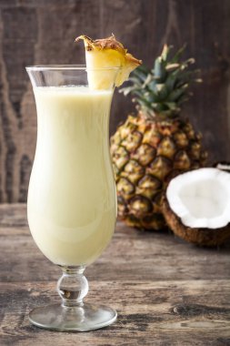Pina colada ahşap arka plan üzerinde kokteyl